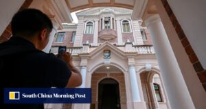 O presidente da Universidade de Hong Kong prometeu promover a humanidade ao mesmo tempo que empurra a IA para outros lugares.