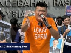 O empresário malaio divulgou uma foto do policial armado, provando que ele estava sob a mira de uma arma.