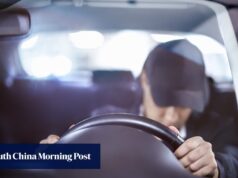 Uma mãe malaia foi multada em 379 dólares depois do acidente de carro do seu filho ter matado três pessoas.