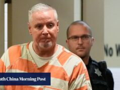 O pai que deu a arma ao suspeito do tiroteio em uma escola nos EUA foi considerado culpado de assassinato em segundo grau.