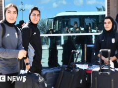 Jogadores de futebol iranianos voltam para casa após abandonarem pedidos de asilo australianos