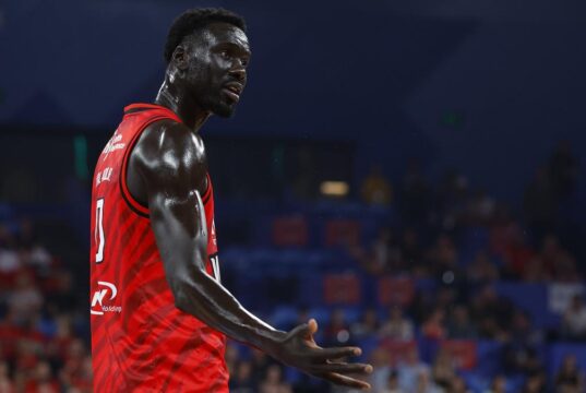 O Perth Wildcats caiu nas finais da NBL com uma derrota de 14 pontos para o Sydney Kings no segundo jogo das semifinais.