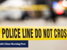 Professor dos EUA morre após pegadinha de aluno com papel higiênico dar errado