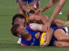 Newcombe derruba Edwards no chão