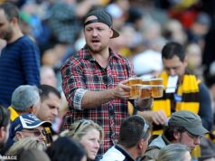 A polícia engraçada impede os torcedores da AFL de beber durante os jogos porque suas bebidas ‘continham muita cerveja’