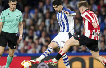 “VAR interfere em semifinal épica” .