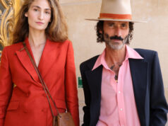 Leva confirma relação com Almodina Canedo na primeira pose oficial