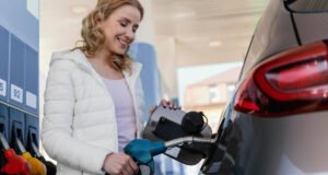 Porque é que o governo não ativa o desconto de 20 cêntimos/litro no combustível que implementou em 2022?