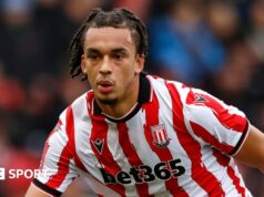 Ashley Phillips: País de Gales quer que o zagueiro do Tottenham se junte à campanha na Copa do Mundo