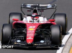 Grande Prêmio da Austrália: Charles Leclerc lidera o companheiro de equipe da Ferrari, Lewis Hamilton, nos treinos de Melbourne