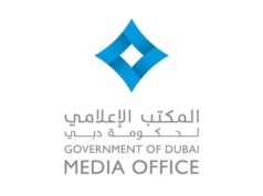 Dubai.. Lidando com um pequeno acidente causado pela queda de estilhaços na fachada de um prédio na Sheikh Zayed Road