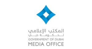 Dubai.. Lidando com um pequeno acidente causado pela queda de estilhaços na fachada de um prédio na Sheikh Zayed Road