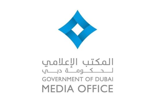 Dubai.. Lidando com um pequeno acidente causado pela queda de estilhaços na fachada de um prédio na Sheikh Zayed Road