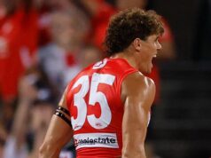 Sydney Swans Charlie Curno marca o primeiro gol em confronto apimentado de Carlton