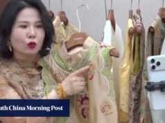 Uma mãe solteira chinesa inicia um negócio com US$ 100, administrando uma marca de roupas que fatura dezenas de milhões anualmente.