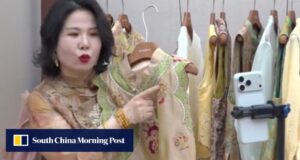 Uma mãe solteira chinesa inicia um negócio com US$ 100, administrando uma marca de roupas que fatura dezenas de milhões anualmente.