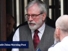 Gerry Adams, da Irlanda do Norte, no tribunal do Reino Unido para julgamento dos atentados do IRA