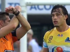 Depois de uma briga, Tino foi colocado no ombro