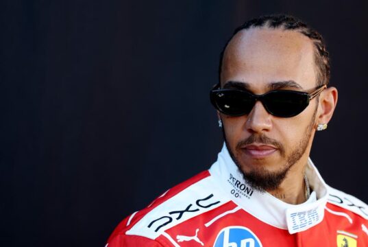 Fórmula 1: O comentarista David Croft espera melhor 2026 para Lewis Hamilton e Charles Leclerc da Ferrari