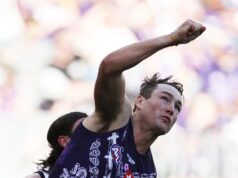 O zagueiro do Fremantle, Brennan Cox, está fora da competição do Cats, mas o capitão dos Dockers, Alex Pearce, espera jogar