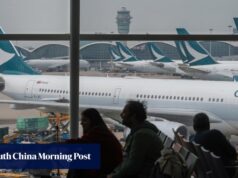 A Cathay Pacific quase dobrou sua sobretaxa de combustível na quarta-feira, à medida que o custo aumentou