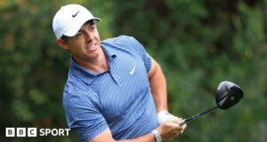 Rory McIlroy está jogando no Players Championship apesar de uma lesão nas costas.