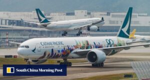 A Cathay Pacific registrou um aumento de 9,5% no lucro, para HK$ 10,82 bilhões, mas alertou sobre riscos geopolíticos.