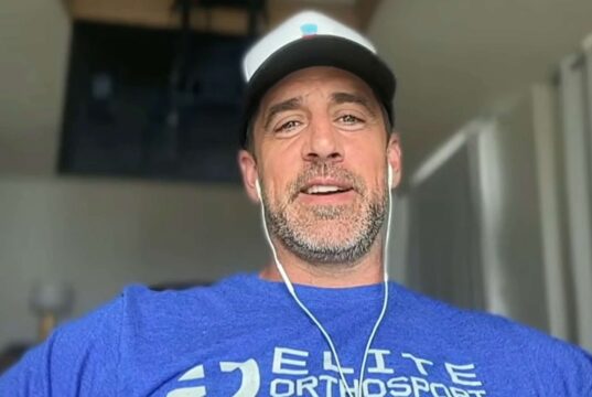 Aaron Rodgers diz que ainda está em forma aos 42 anos, então sua esposa misteriosa ‘continuará tentando me foder’