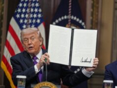 Trump assina com Big Tech para cobrir custos de eletricidade de smartphones