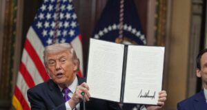 Trump assina com Big Tech para cobrir custos de eletricidade de smartphones