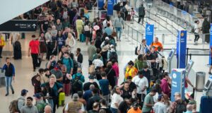 Fotos e vídeos mostram grandes filas de segurança nos aeroportos dos EUA quando um alerta é emitido