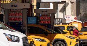 O mapa mostra os preços da gasolina aumentando quando a média estava acima de US$ 3 em todos os estados.