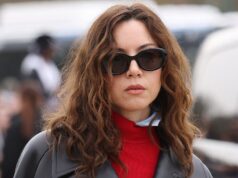 Aubrey Plaza usa jaqueta de couro vanguardista e calça nude na Paris Fashion Week