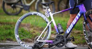 ‘A separação dos pneus não se deve ao design do aro sem gancho’ – Cadex divulga declaração sobre a falha da roda traseira de Amaury Capiot em Omloop