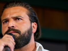 O candidato republicano Brandon Herrera se gaba de ser dono do ‘Mein Kampf’