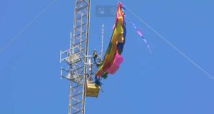Vídeo | Dois passageiros suspensos a 270 metros de um balão de ar quente foram resgatados no Texas
