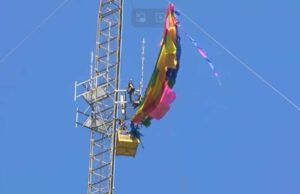 Vídeo | Dois passageiros suspensos a 270 metros de um balão de ar quente foram resgatados no Texas