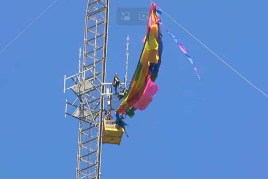 Vídeo | Dois passageiros suspensos a 270 metros de um balão de ar quente foram resgatados no Texas