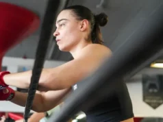 Caroline Verrey, enfrentando Alicia Baumgardner pela vitória do título sobre Delphine Person vs.