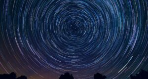 Por que algumas estrelas estão sempre visíveis enquanto outras vêm e vão com as estações?