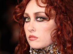 Chappell Roan libera seus mamilos em vestido transparente e tanga