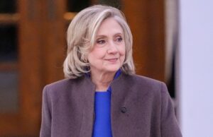 O vídeo mostra Hillary Clinton gritando com o Partido Republicano sobre fotos não autorizadas de Boebert durante o depoimento de Epstein.