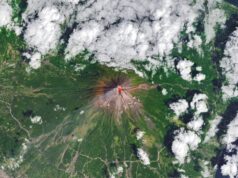 Foto espiã de satélite do vulcão em erupção em 13 de março de 2026