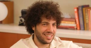 Benny Blanco esclarece seus hábitos de higiene após a reação dos pés sujos: ‘Eu sei que cheiro bem’