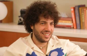 Benny Blanco esclarece seus hábitos de higiene após a reação dos pés sujos: ‘Eu sei que cheiro bem’