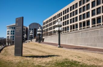 Economia dos EUA demite 92 mil trabalhadores em fevereiro; filmes e produções musicais caem