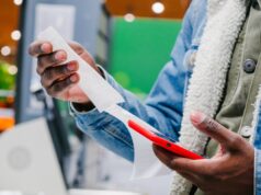 Uma cliente compra refrigerante no supermercado – não está preparada para a “fraude” que vê no recibo.