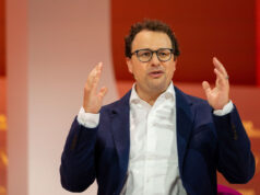 O CEO da Anthropic, Dario Amodei, chama as notícias da OpenAI sobre estratégia de negócios de ‘uma mentira direta’, diz o relatório