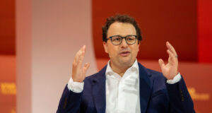 O CEO da Anthropic, Dario Amodei, chama as notícias da OpenAI sobre estratégia de negócios de ‘uma mentira direta’, diz o relatório