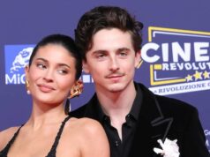 Timothee Chalamet aperta a mão de Kylie Jenner